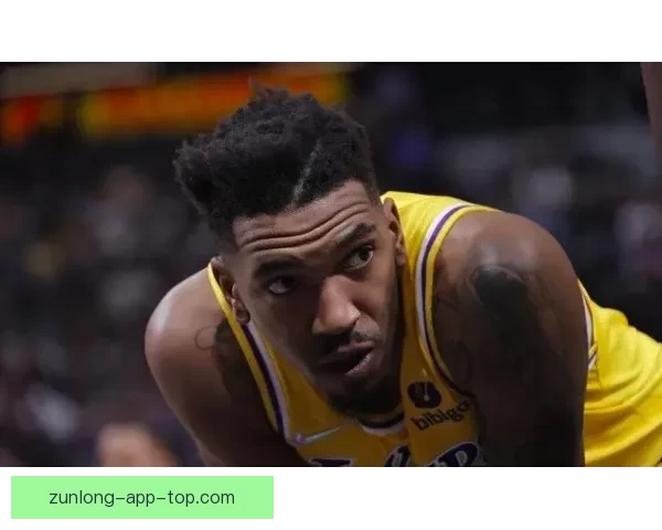 湖人首节大比分落后雷霆东契奇低迷里夫斯伤情引关注 湖人首节大比分落后雷霆东契奇低迷里夫斯伤情引关注