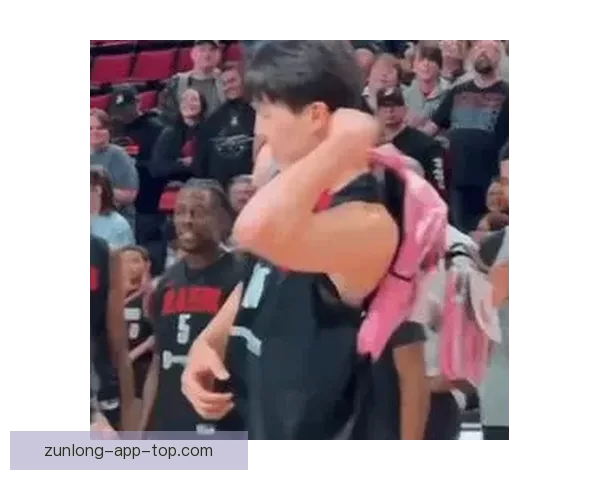 杨瀚森女友晒情侣同款粉色卫衣互动甜蜜 网友纷纷围观热议