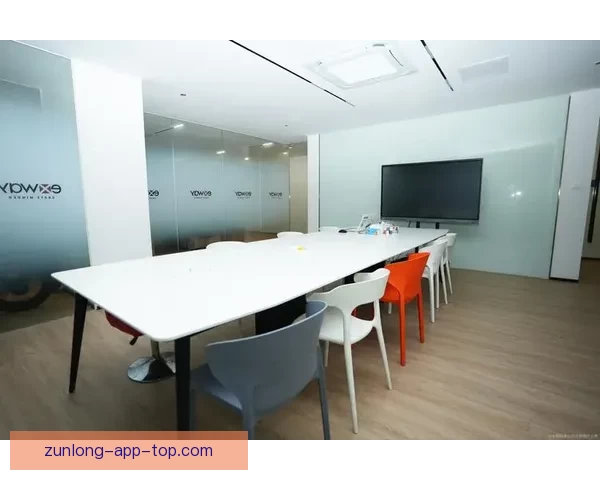 万名健身爱好者齐聚室内极限运动挑战社交与自我边界